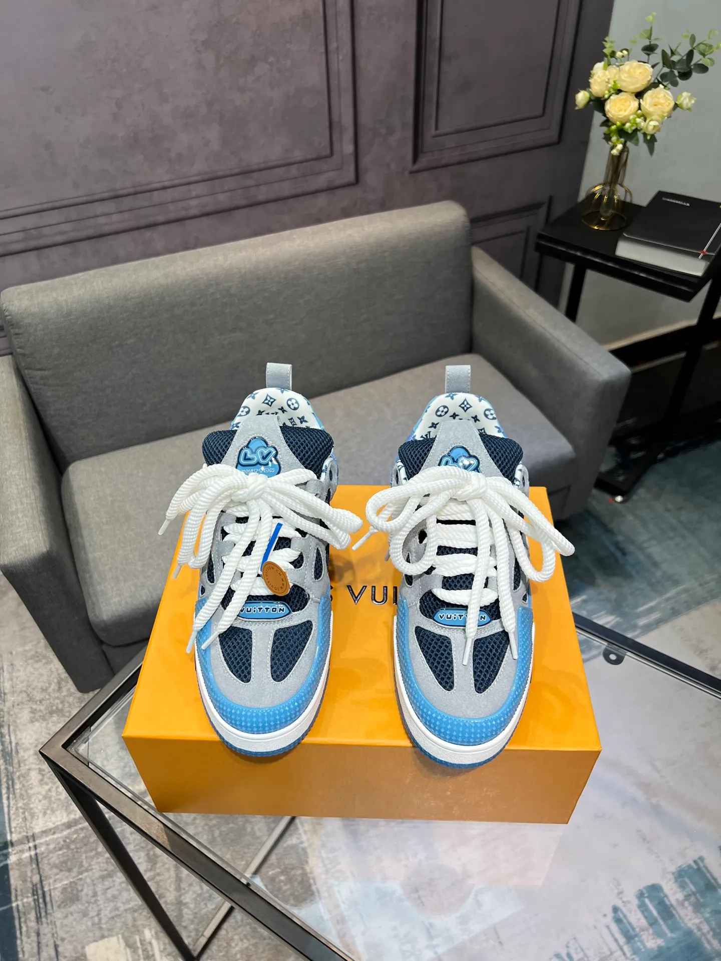 Men's men's shoes💰800 LV top version new style purchasing quality LV~Louis Vuitton LV TRAINER's best-looking sneakers, donkey brand strongly promotes new products, official website limited edition retro basketball sneakers! Both high-top and low-top models spent money to purchase 1:1 accurate reproductions of the originals. The details are invincible and full of sincerity. The imported custom-made original cowhide leather is the same as the original package. The details are 100% restored. The private model customizes the original one-piece TPU outsole. It is different from other brands. Without the original version, this effect cannot be achieved!                Men's and women's models 35-40 39-45 (46 is custom-made and cannot be returned or exchanged)